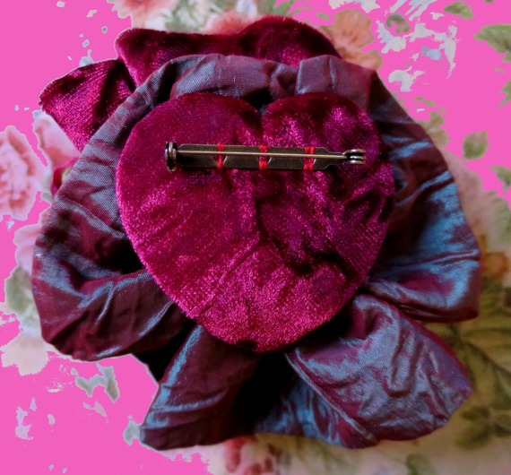 broche en taffetas de dessous