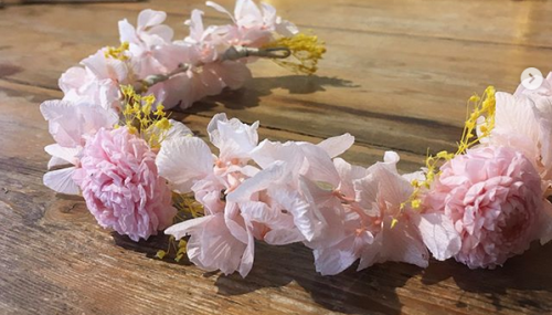 couronne de fleurs rosée stabilisées séchées