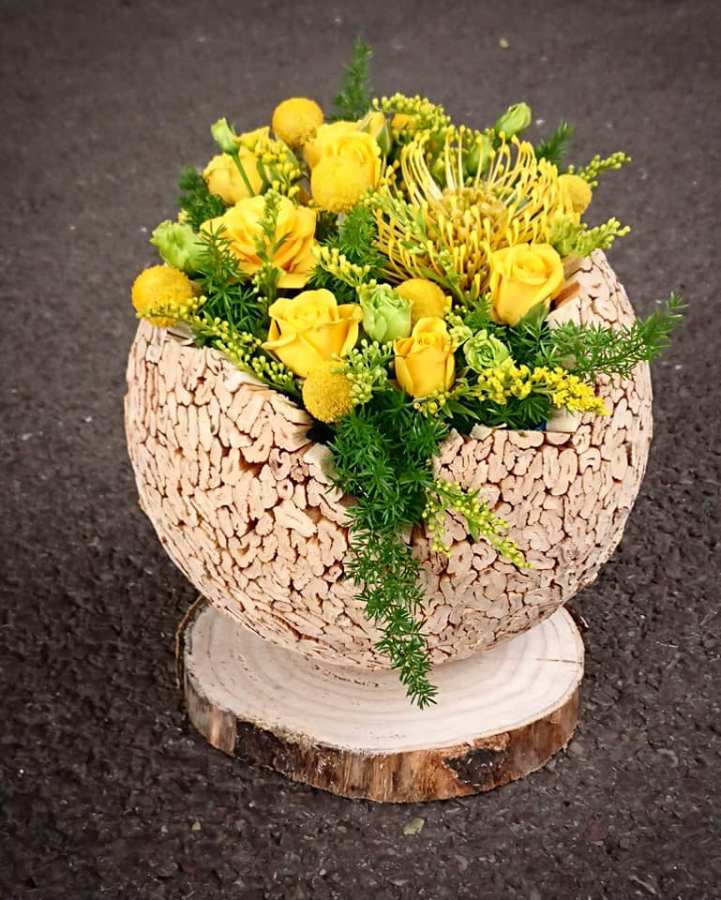 Œuf en bois et roses jaunes