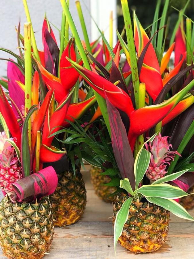 Décoration florale "Ananas en "fleurs" pour buffet exotique!