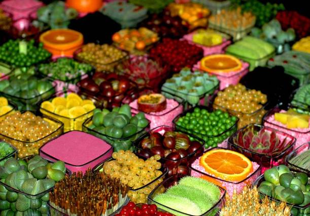 Composition en damier de fleurs, plantes et fruits