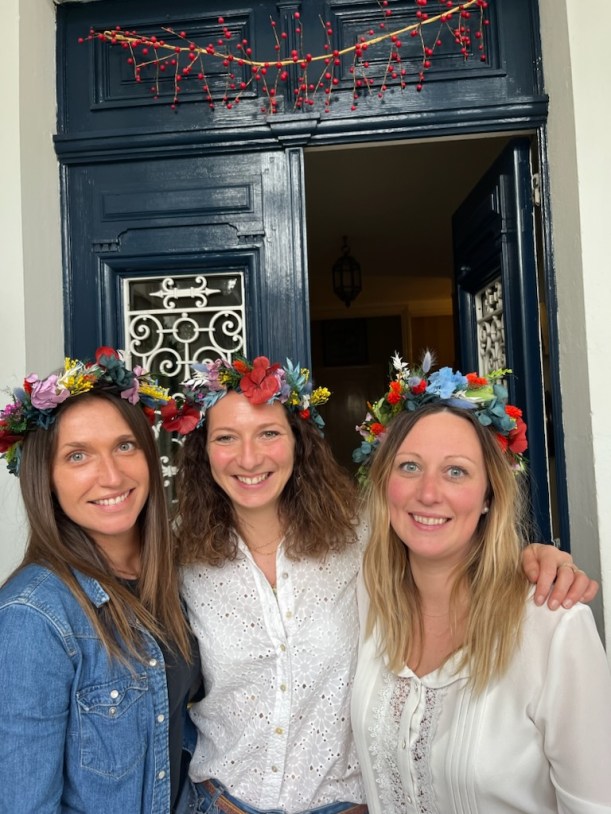jeunes femmes et leur couronne de fleurs séchées