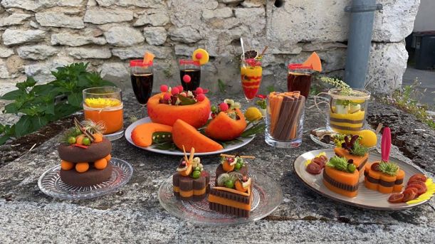 Table de décorations florales en forme de minis gâteaux et boissons en fleurs