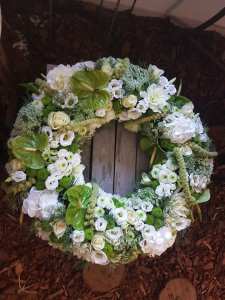 Grosse couronne d'esprit nature structurée de branchages et fleurs blanches et vertes en mosaïque 