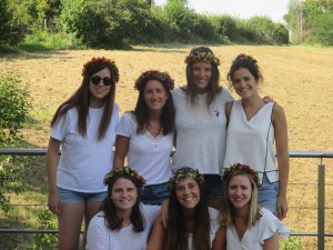 7 filles superbes parées de leur couronne