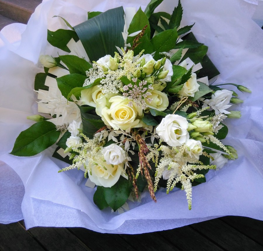 Gros bouquet rond généreux de fleurs champêtre variées