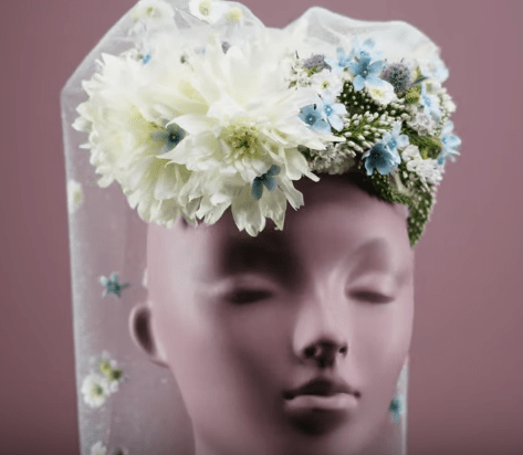 Casque coiffe maintenant le voile