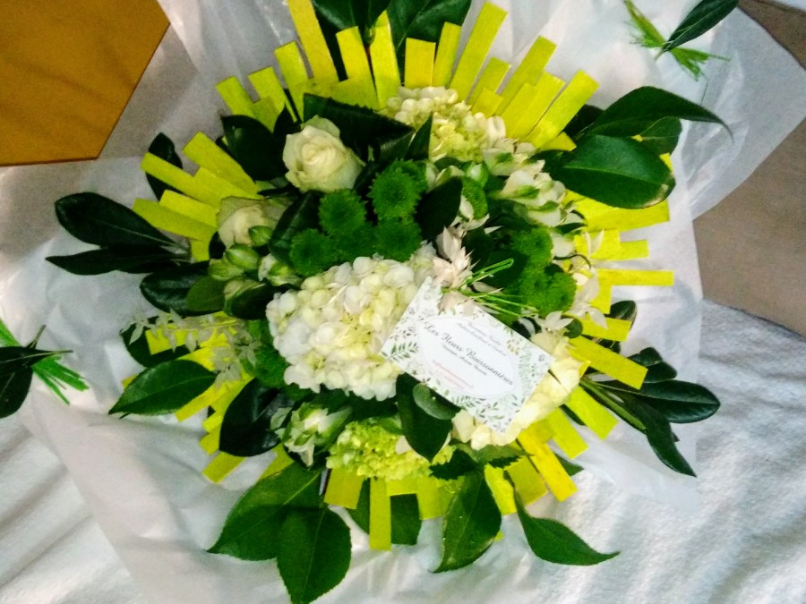 Bouquet rond sur une collerette vert anisé "Etoile verte" est composée de fleurs variées assez compact (tient mieux!) du blanc au vert