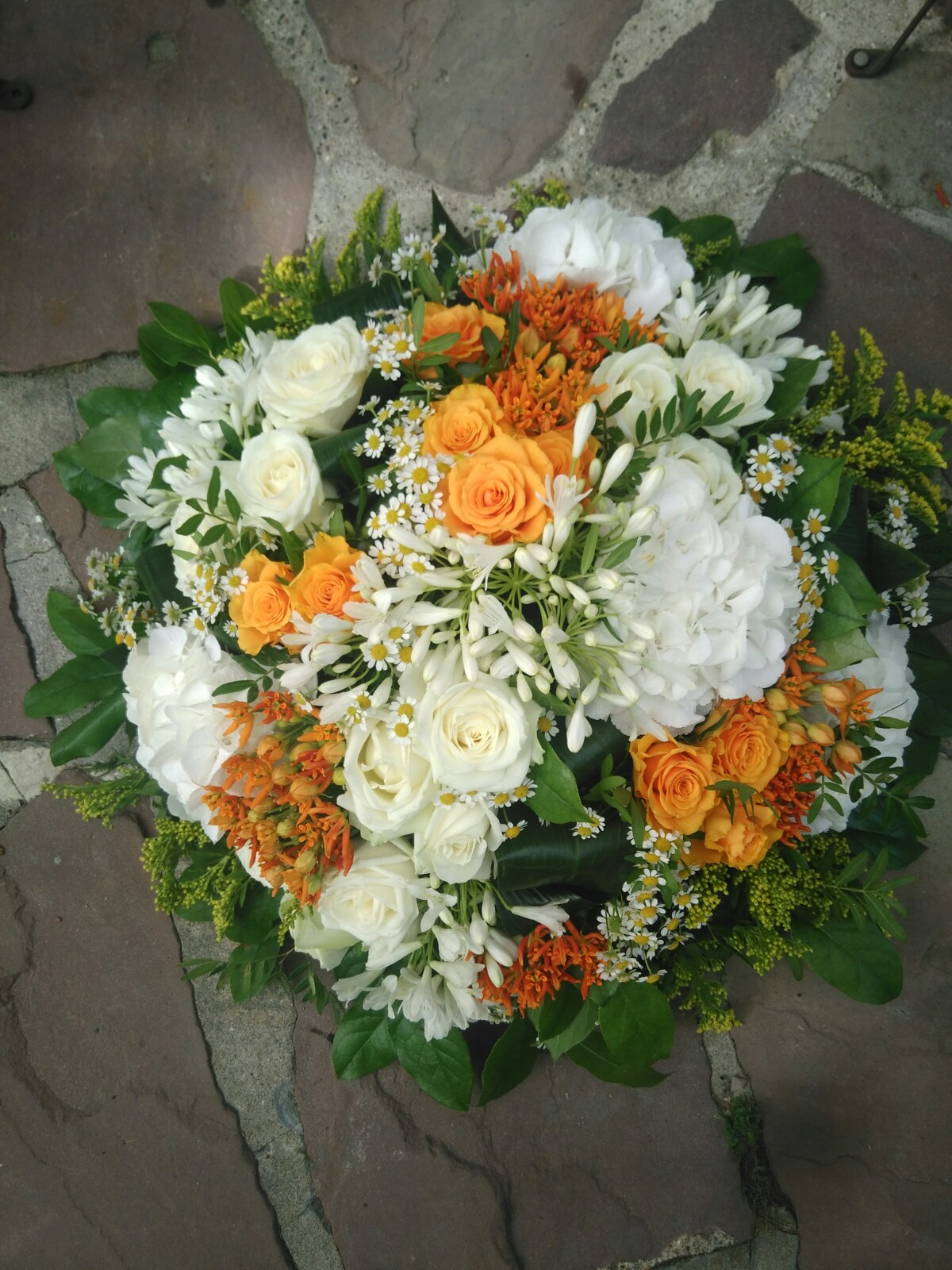 Beau coussin rond/ Les fleurs sont assemblées par touches de couleurs comme une mosaïque. 
200 à 400€