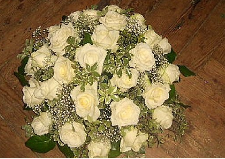 Coussin rond de roses à gros boutons, d'une même couleur , blanches, rouges, roses, jaunes...180/300€