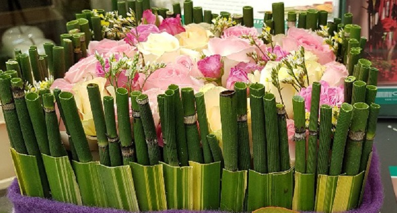 Composition florale "jardin parfumée en palissade"