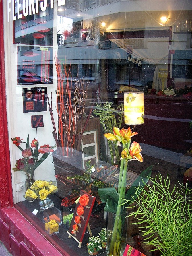 Une chance, deux vitrines à garnir lorsque la place manque à l'intérieure!