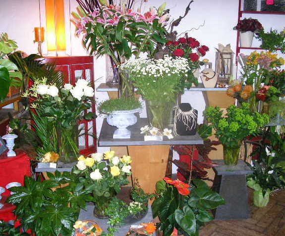 Des meubles simples, pratiques et des fleurs, encore!