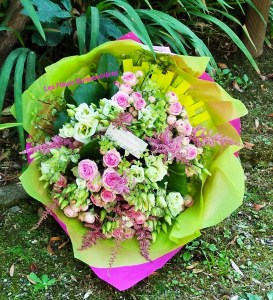 Bouquet pastel rond, de fleurs naturelles de saison/Sur commande