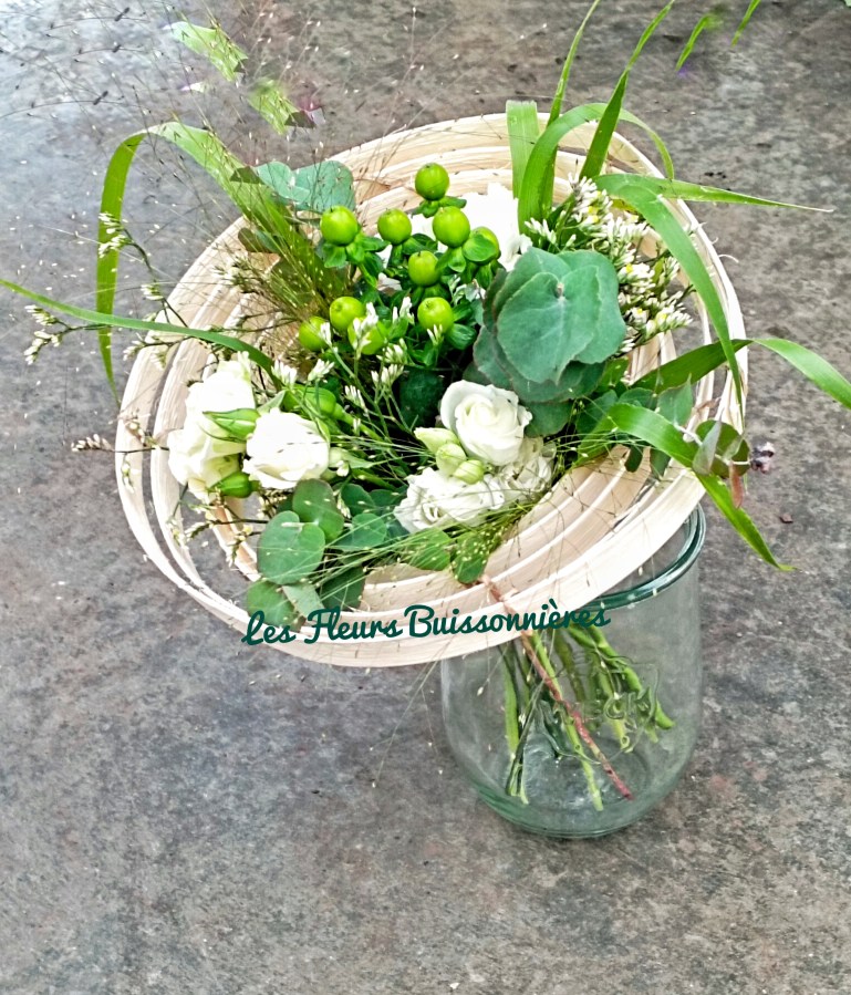 Bouquet rond "Roudoudou" , les fleurs sont disposées autour et dans une structure de bambou  effet aérien!