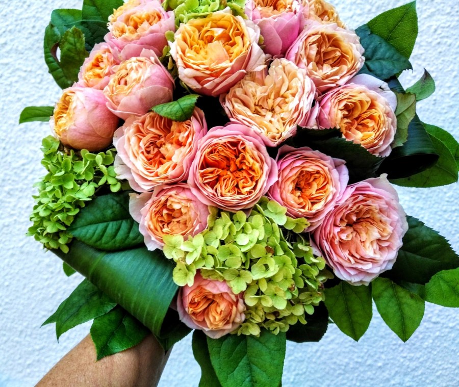 Bouquet de roses anciennes , à commander à l'avance, elles ne sont pas toujours disponibles, mais si belles!!!