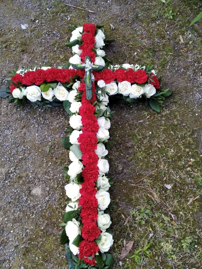 Petite Croix confectionnée en roses et œillets d' environ 1m de long
 à partir de 150€