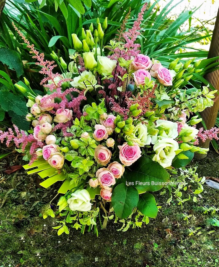 Bouquet champêtre "Printemps" sur une collerette en bois vert anis . Fleurs mélangées en fonction des arrivages mélangées de teintes pastelles