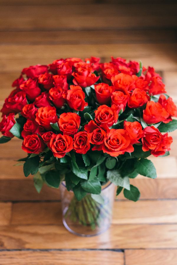 Bouquet de roses rouges , les variétés et les prix sont différents selon les saisons.