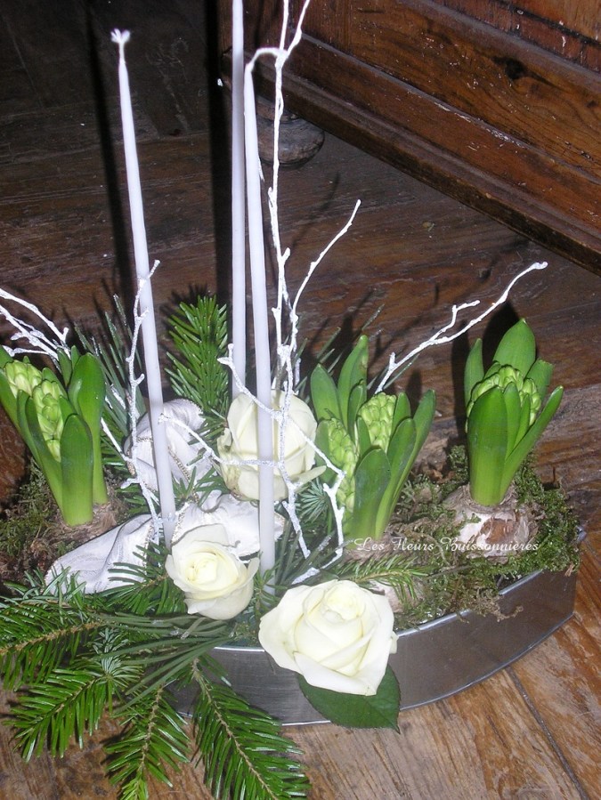 Composition florale parfumée aux roses et jacinthes blanches