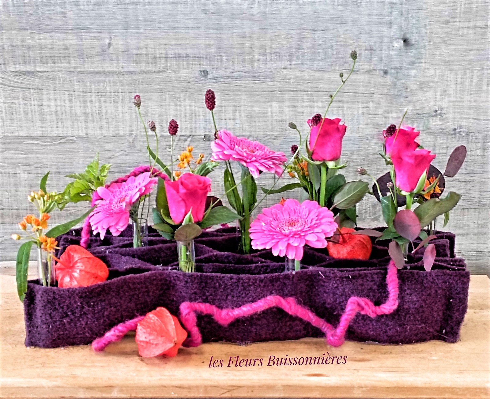 Centre de table en laine et fleurs