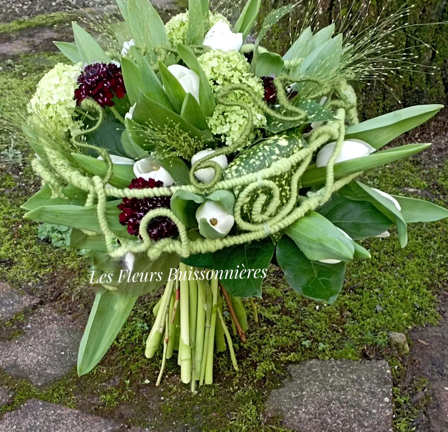 Composé de fleurs blanches vertes c'est mon bouquet "Signature" sur une structure tout en arabesque faite maison!!