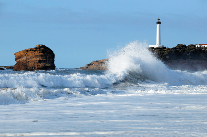 Le phare, les rochers et la plage de Biarritz