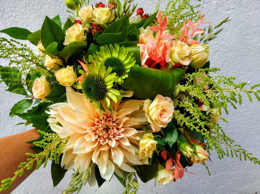 Bienvenue Automne. Revenu le temps du cocooning, des parfums de terre mouillée, des fleurs colorées que l'on retrouve avec plaisir chez soi!