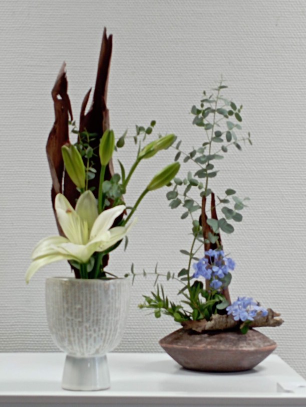 Composition florale dans un style Ikebana
