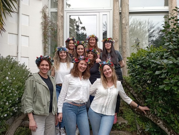 Joyeuses filles avec leurs couronnes d'EVJF